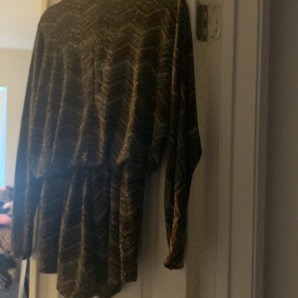 Multi color romper fits like a medium 8/10 - Picture 2 of 3